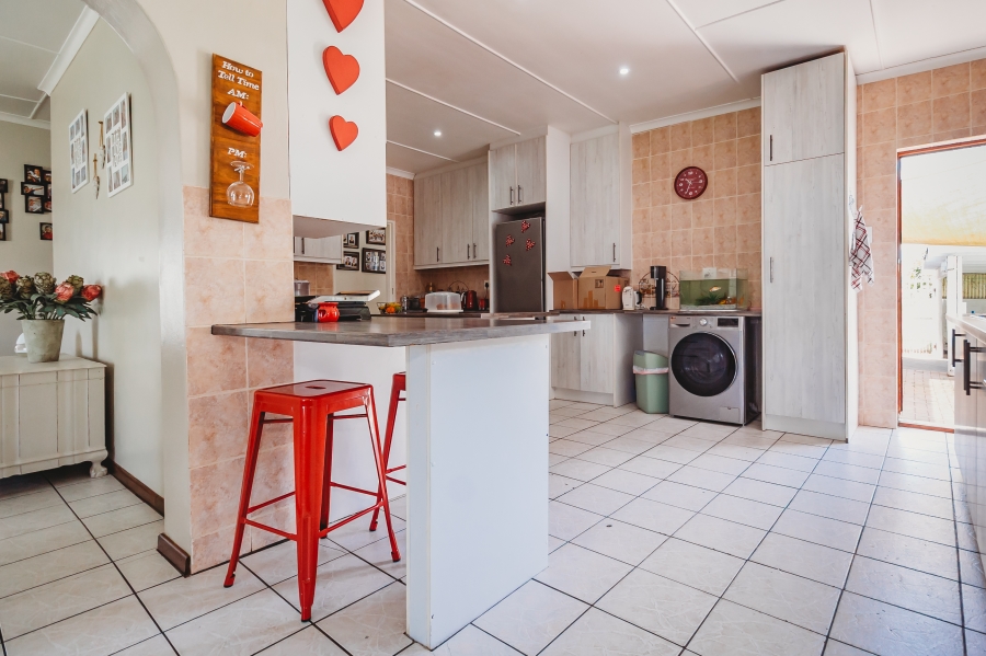 4 Bedroom Property for Sale in Bodorp Western Cape